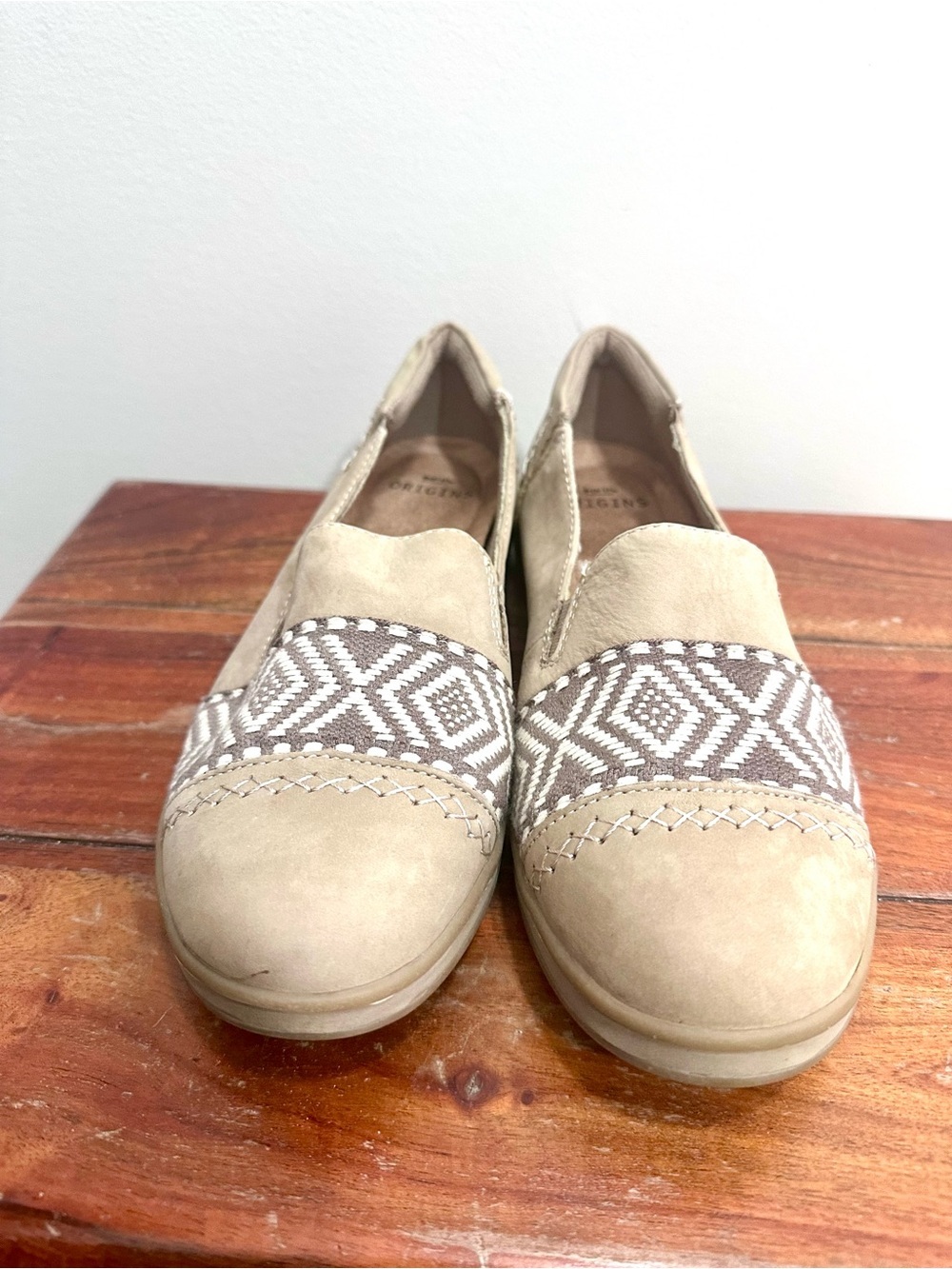 Earth Origins Bailey Embroidered Nubuck Slip Ons Size 10 - Picture 3 of 7